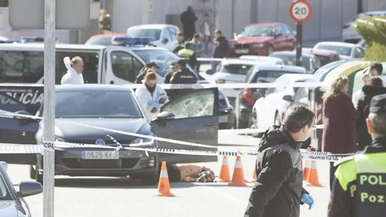 La Policía Científica junto al cadáver de Richi y su vehículo