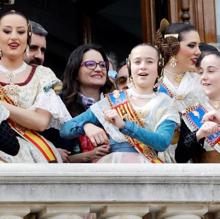 La dirigente de Compromís rodeada de falleras en el balcón del Ayuntamiento