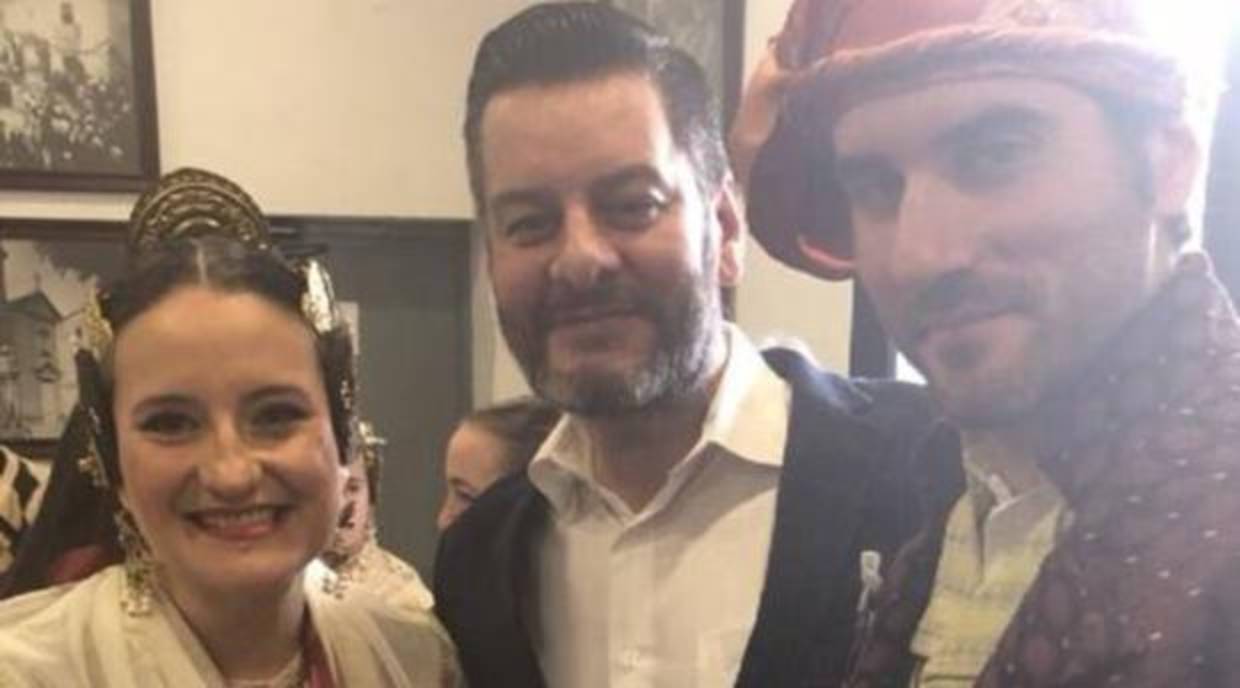 Mónica Oltra como fallera junto al concejal Carlos Galiana y el presidente de su falla