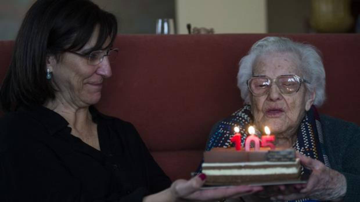 La alcaldesa de Pozuelo Susana Pérez Quislant celebra el cumpleaños de una mujer de 105 años en Pozuelo