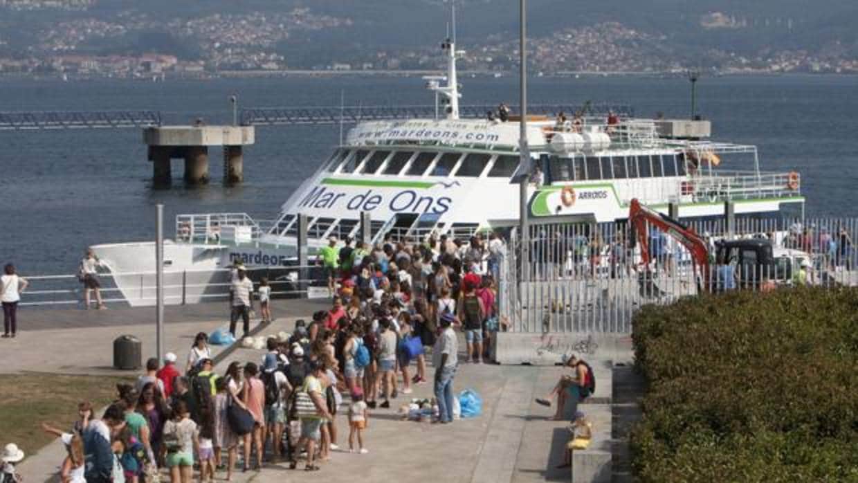 Usuarios esperan en Vigo para embarcar hacia las Islas Cíes