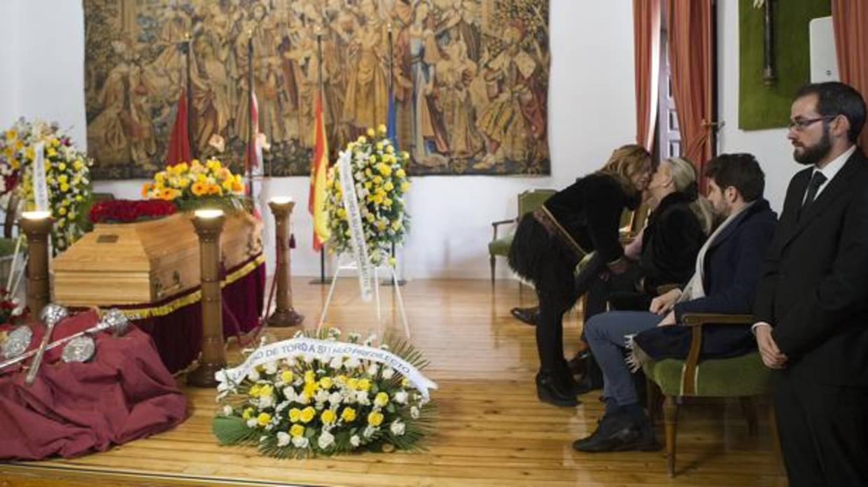 La presidenta de la Diputación da el pésame a la viuda en la capilla ardiente por López Cobos