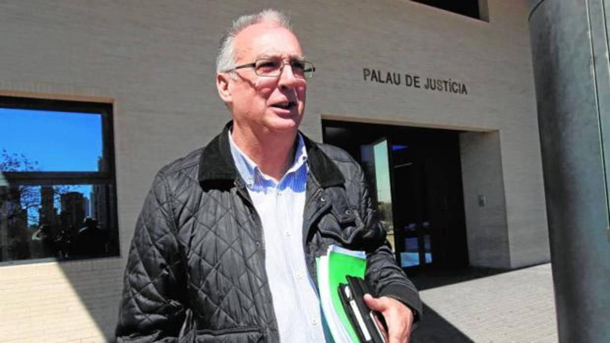 El exalcalde de Benidorm y hoy diputado provincial, Agustín Navarro, en los juzgados tras declarar en el caso de los posibles 43 enchufes