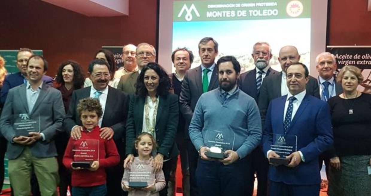 Autoridades y miembros del Consejo Regulador de la DOMontes de Toledo con los premiados