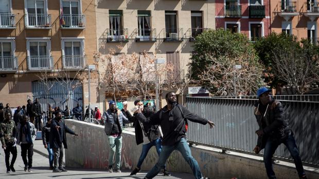 Lavapiés acoge concentraciones por la muerte de Mmame Mbage entre un fuerte dispositivo policial