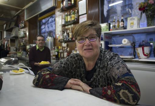 Loli, la propietaria del Palentino, en la barra del bar