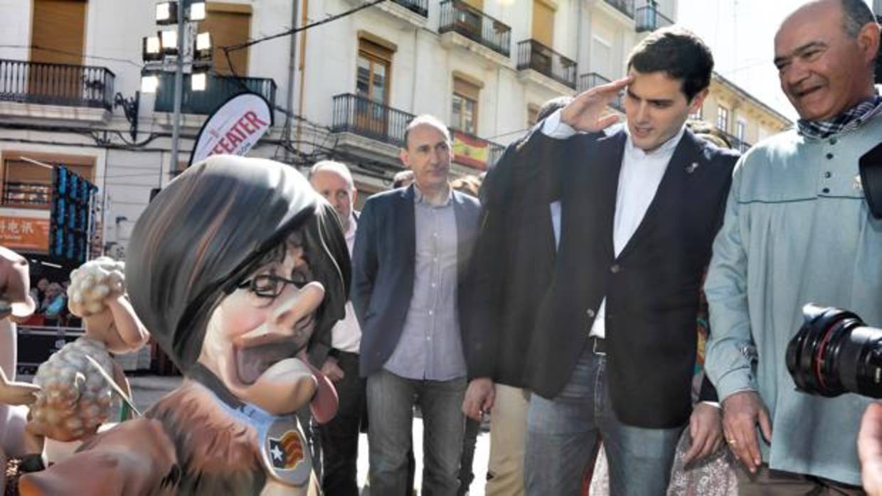 Albert Rivera con un ninot de Carles Puigdemont