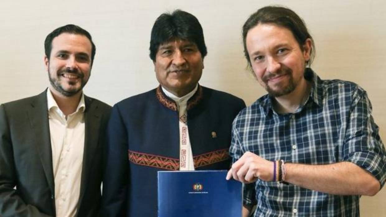 Pablo Iglesias y Alberto Garzón, junto a Evo Morales, que también ganó el Premio Rodolfo Walsh