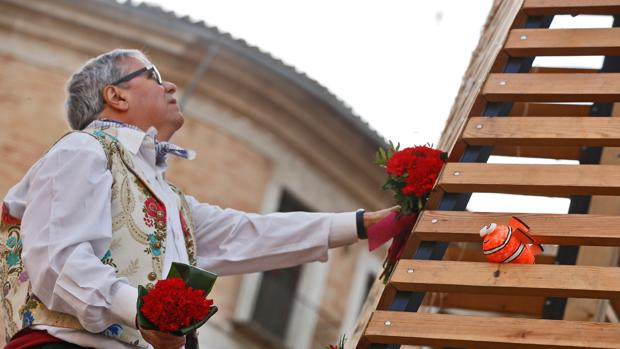 La Ofrenda: las falleras desafían al mal tiempo y comienzan a vestir a la Virgen de claveles