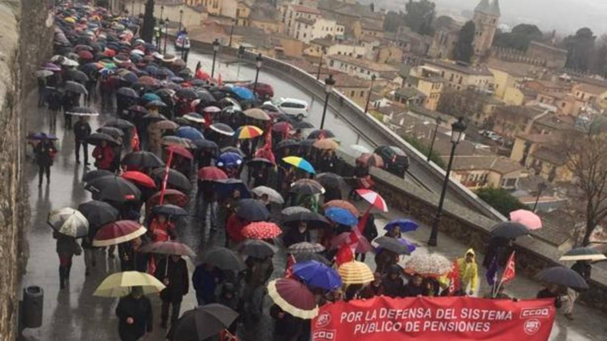 Los manifestantes llegaron hasta la plaza del Ayuntamiento. En la imagen, avanzando hacia Zocodover