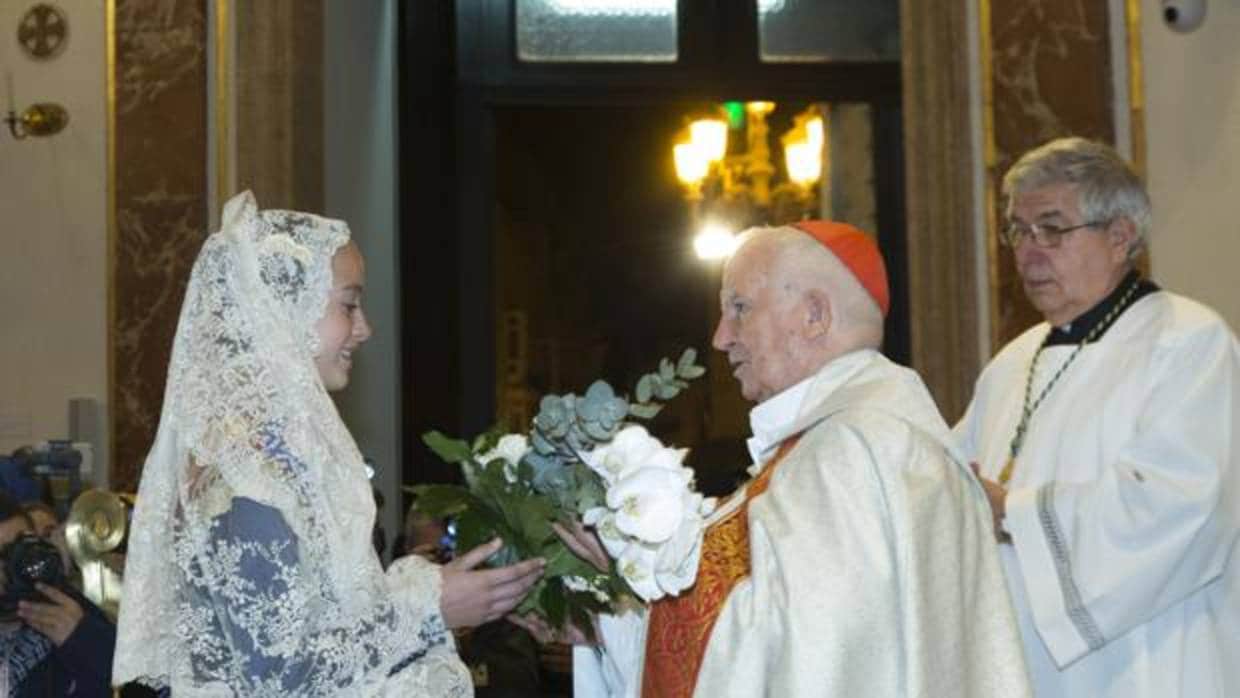 La Fallera Mayor Infantil ofrece su ramo a la Virgen de los Desamparados en la Basílica