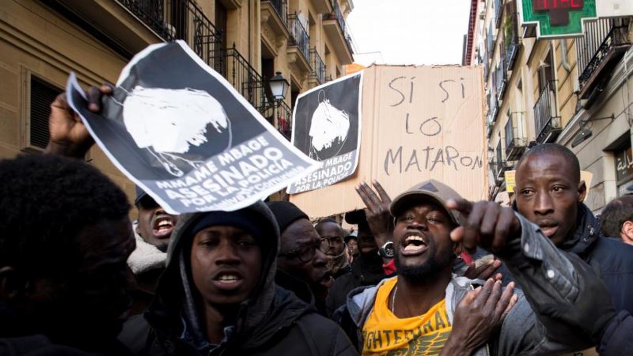 Concentración en la plaza de Nelson Mandela, en el barrio madrileño de Lavapiés, para protestar por la muerte del mantero senegalés Mmame Mbage