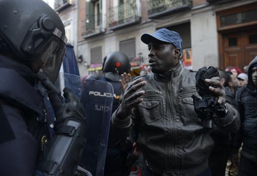 Un inmigrante senegalés protesta ante un policía el pasado viernes