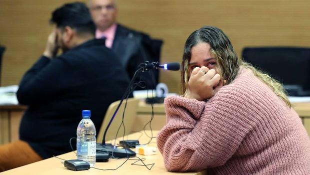 La madre acusada de dejar morir a su hijo de 3 años declara que no siente responsable por los «problemas económicos» que tenía