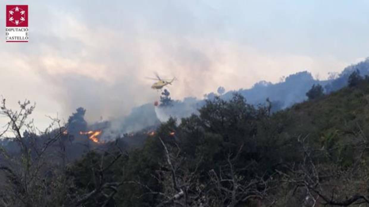 Efectivos de Bomberos trabajan en la extinción del fuego de Montán