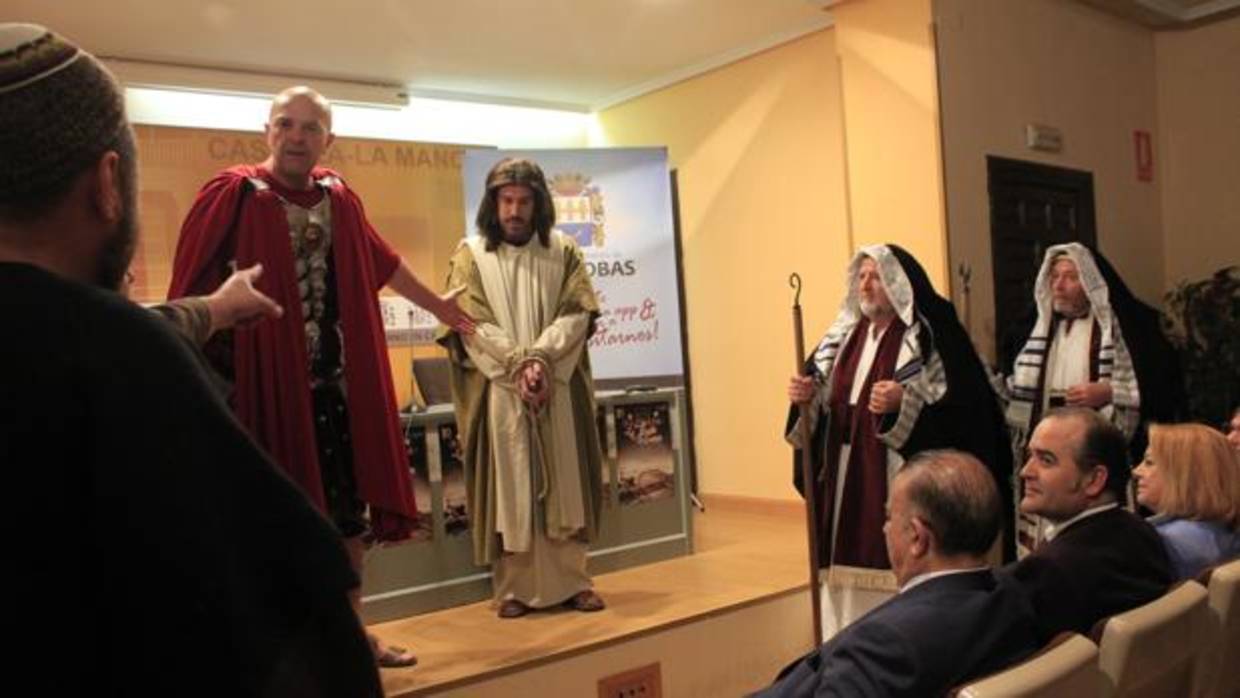 Jesús ante Pilato, una pequeña representación antes de la rueda de prensa