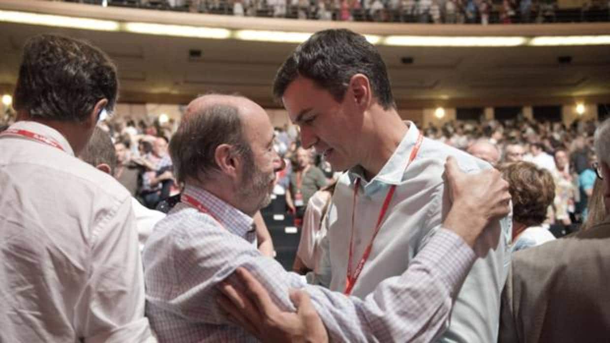 Pérez-Rubalcaba y Sánchez, en el Congreso Federal del PSOE de junio de 2017