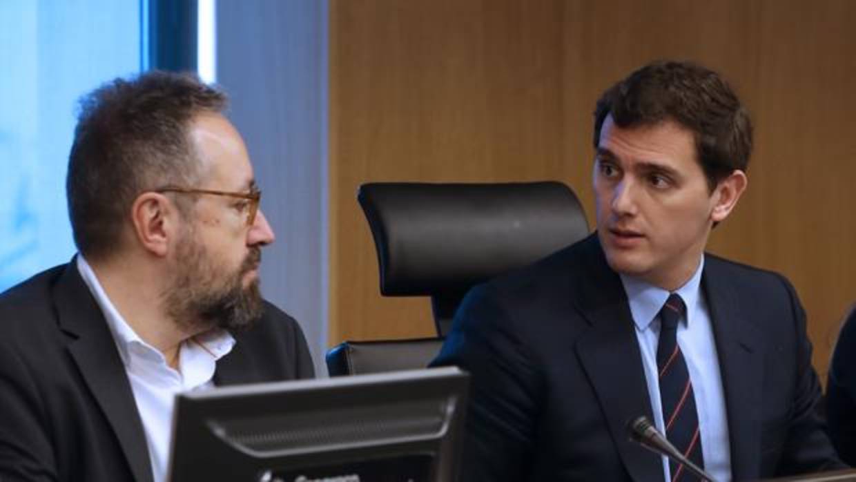 Albert Rivera junto a Juan Carlos Girauta en la reunión del grupo parlamentario de Ciudadanos