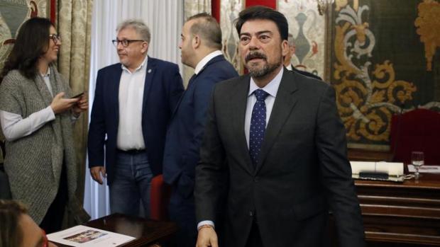 El PP recrimina al PSOE por «retorcer» las condiciones para que se vaya el alcalde Alicante