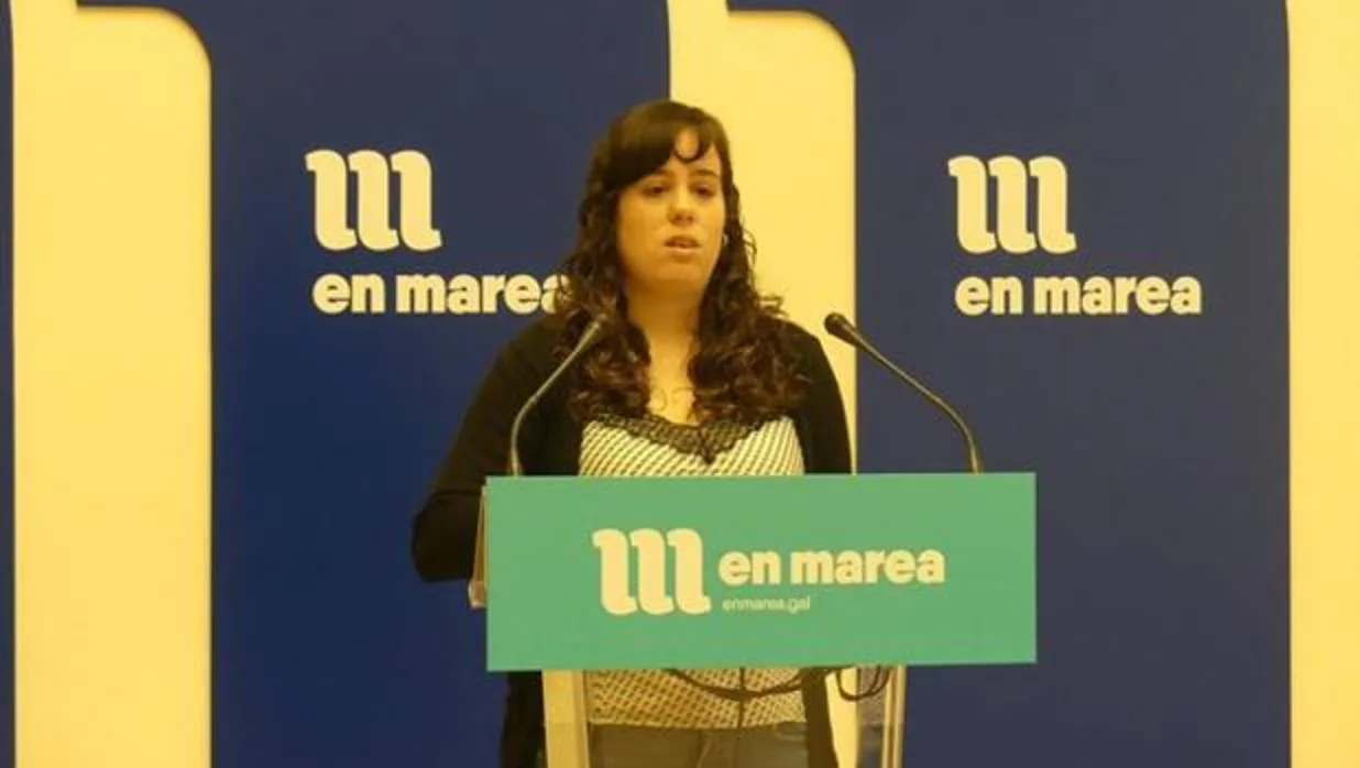 La diputada Paula Quinteiro, durante su comparecencia ante los periodistas en los pasillos del Parlamento gallego