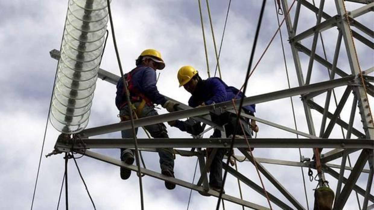 Dos operarios en una torre del tendido eléctrico