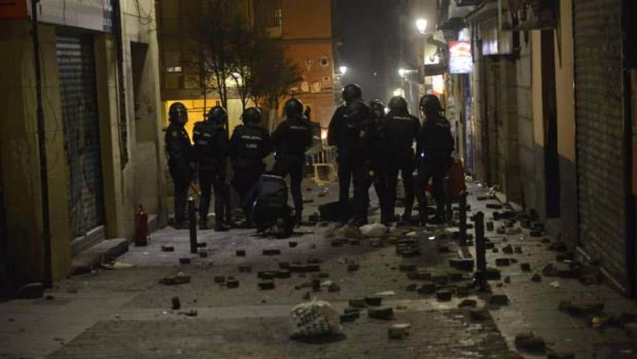 Efectivos de la Policía Nacional, la noche del jueves durante las revueltas en Lavapiés