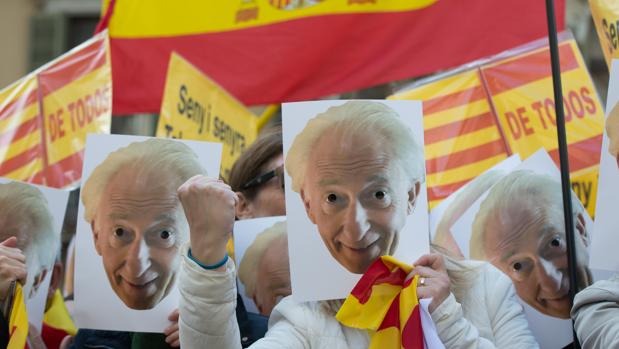 Tabarnia irrumpe en el Parlamento entre lecciones de ortografía del presidente de RTVE