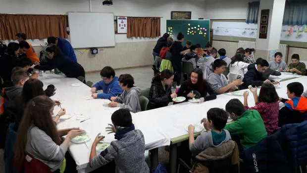 Un grupo de alumnos del Colegio Champagnat de León en una actividad de «MarCha»