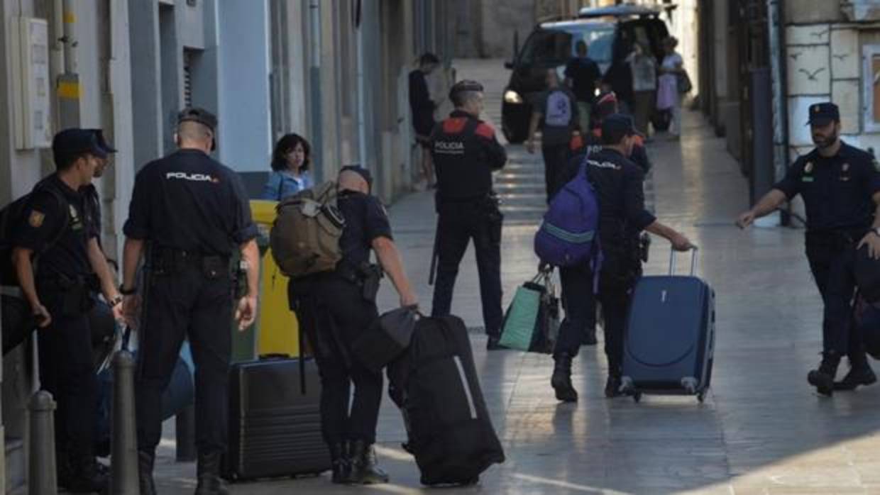 Agentes de la Policía Nacional abanando sus hoteles en Reus el pasado 5 de octubre