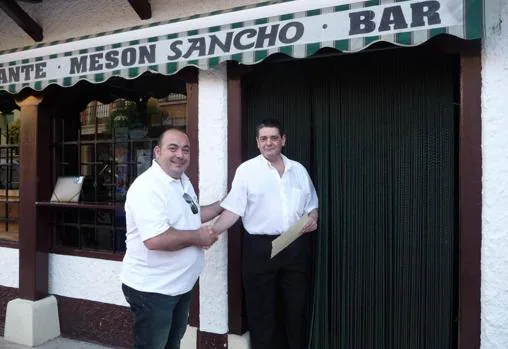 El dueño, a la derecha, saluda al presidente de una asociación cultural, Cristóbal Díaz Peñalver