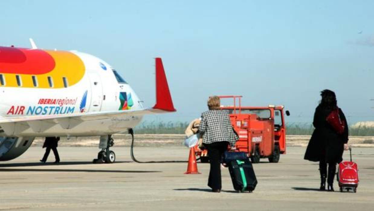 Viajeros esperando a su avión en Villanubla (Valladolid)