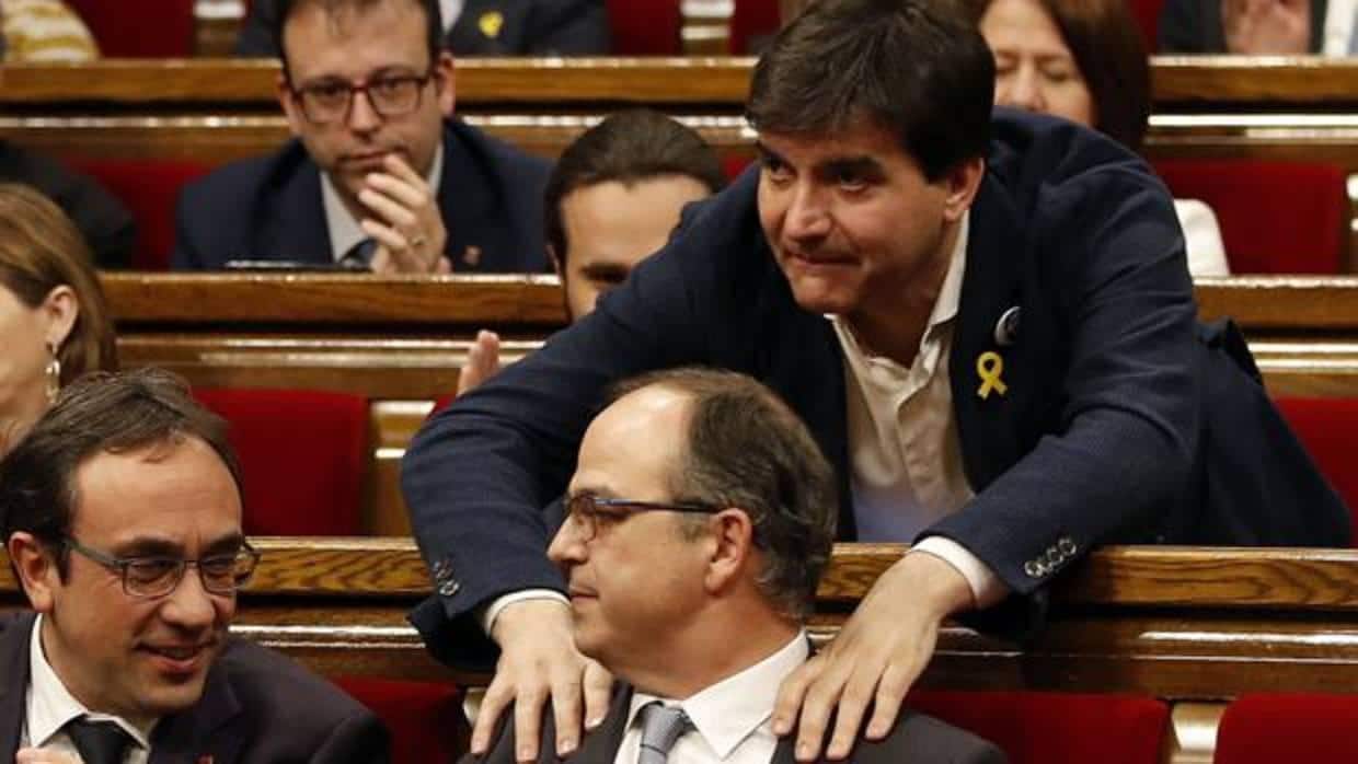 El dirigente de ERC Sergi Sabarià agarra al candidato Turull