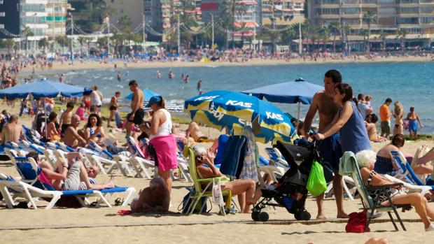 Condenados dos turistas británicos a pagar 15.000 libras por fingir una intoxicación en Benidorm