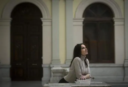 Natalia Millán posa para ABC en el interior de la Biblioteca Nacional