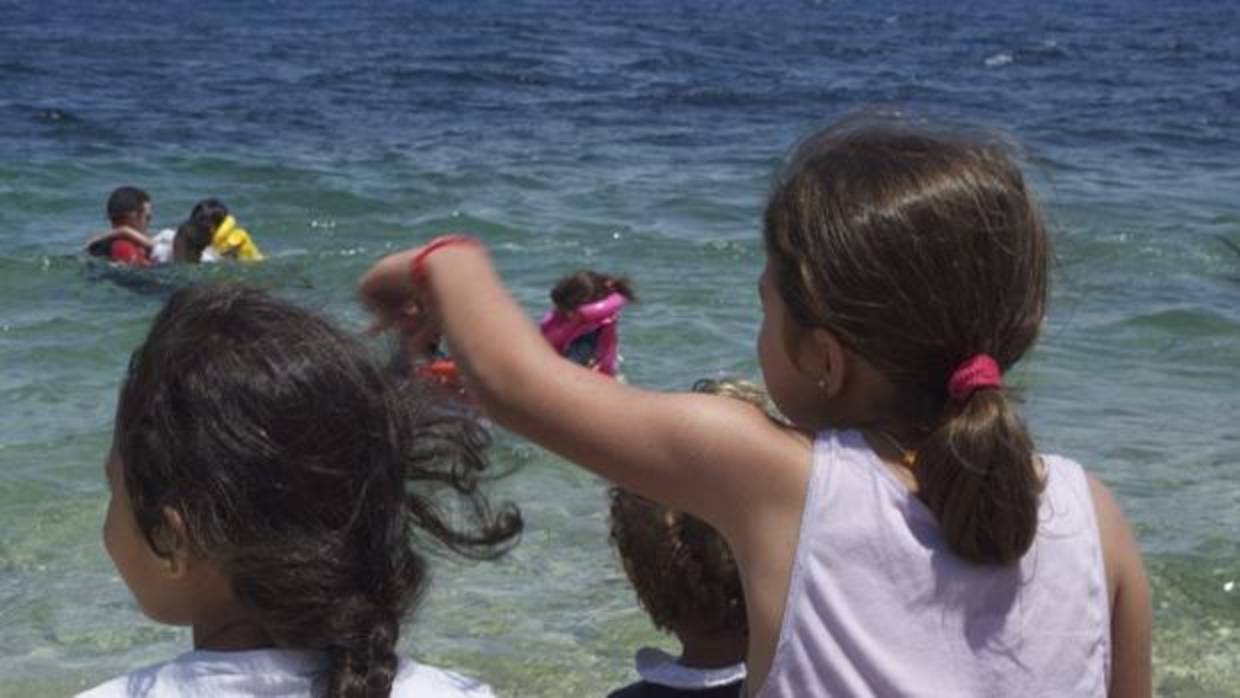 Niñas jugando en la playa