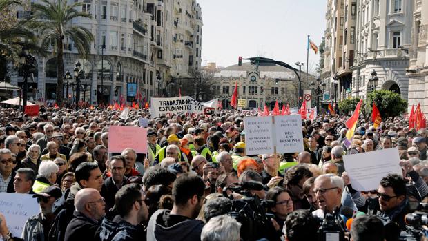 Miles de jubilados reclaman en Valencia unas pensiones dignas