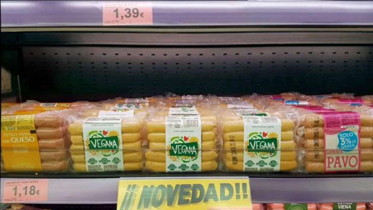 Imagen de las salchichas veganas en el lineal de un supermercado de Mercadona en Madrid