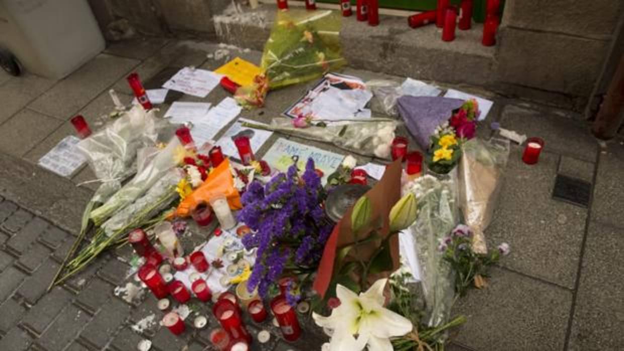 Velas y flores en el portal de la vivienda en la que residía el mantero senegalés muerto por fallo cardiaco en Lavapiés