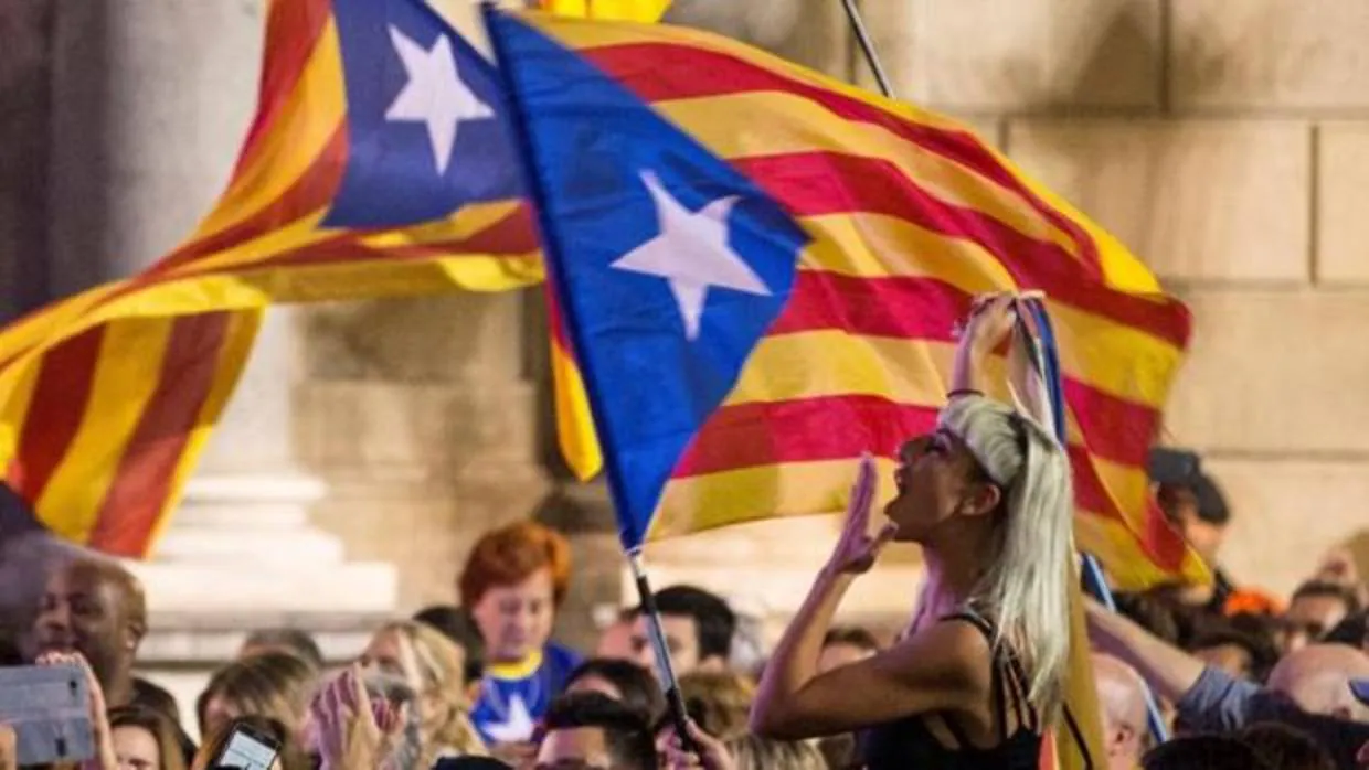 Cientos de personas celebran la independencia unilateral el 27 de octubre en la plaza de San Jaime de Barcelona