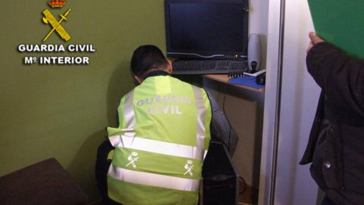 La Guardia Civil durante el registro en el domicilio del sospechoso