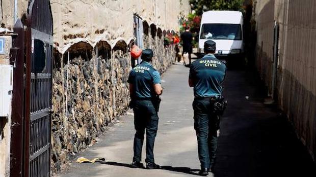 Los psicólogos atienden a compañeros de la profesora asesinada por su hijo en Tenerife