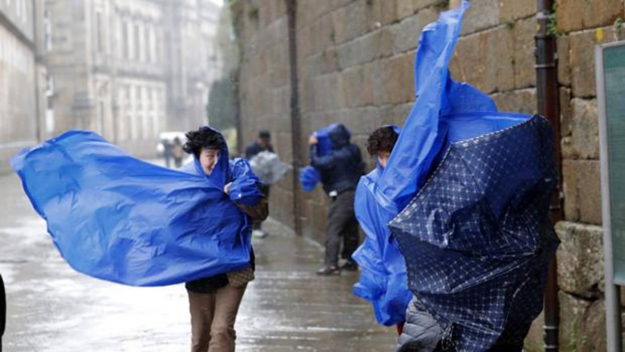 Peregrinos camino de la Plaza del Obradoiro, en la capital gallega