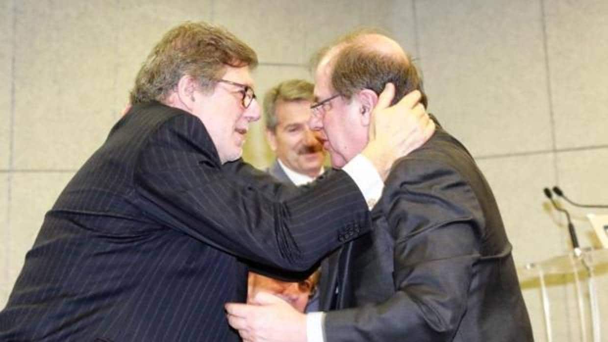 Aparicio y Herrera se saludan efusivamente al término de la Asamblea General Electoral de Cecale