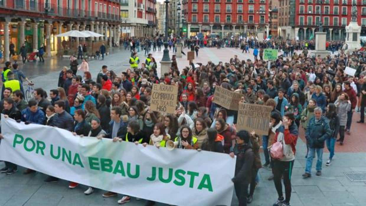 Manifestación en Valladolid de los estudiantes de Bachillerato de Castilla y León reclamanco una EBAU única