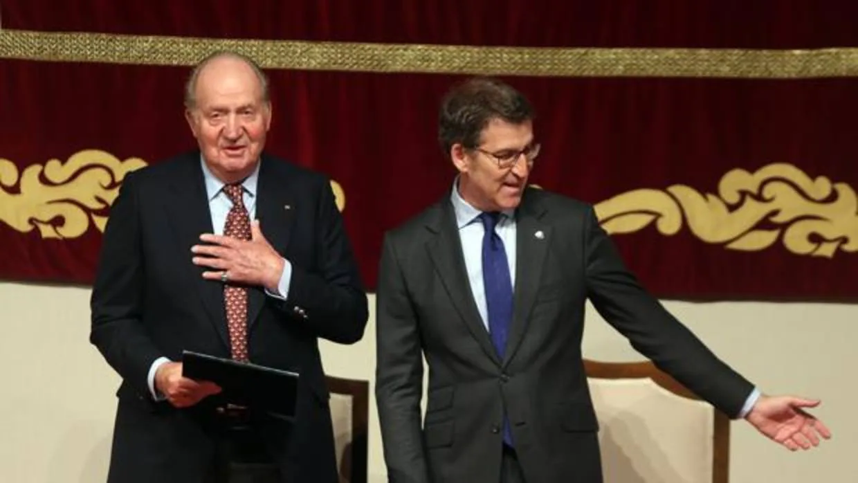 Don Juan Carlos y Alberto Núñez Feijoo, en el acto de recogida de la credencial