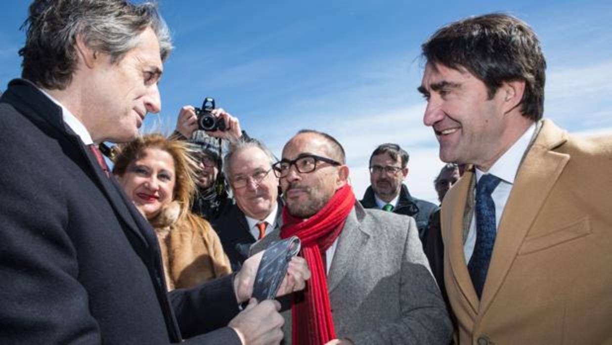 El presidente de la Diputación de Soria regaló al ministro una corbata estampada con el caballo de Numancia