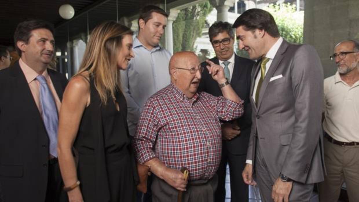 El alcalde de Muñana, Luis Pérez, en el centro, junto al consejero de Fomento y Medio Ambiente, Juan Carlos Suárez-Quiñones en una imagen de archivo