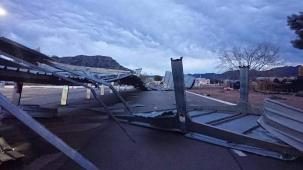 El aparcamiento destruido por un pequeño tornado en Xàtiva (Valencia)