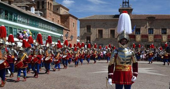 Los «armaos» de la comarca de Calatrava durante el desfile en la plaza mayor de Almagro
