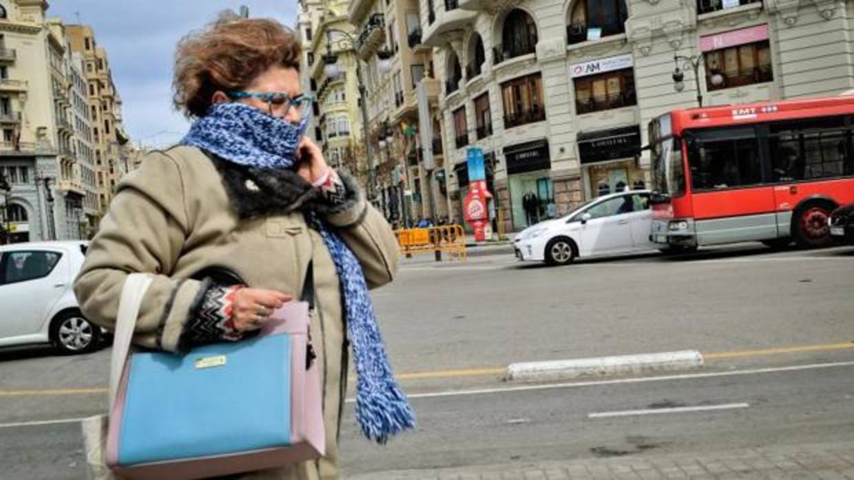 Una mujer se protege del frío estos días en Valencia